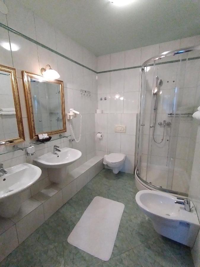 Hotel Livadic 萨莫博尔 外观 照片